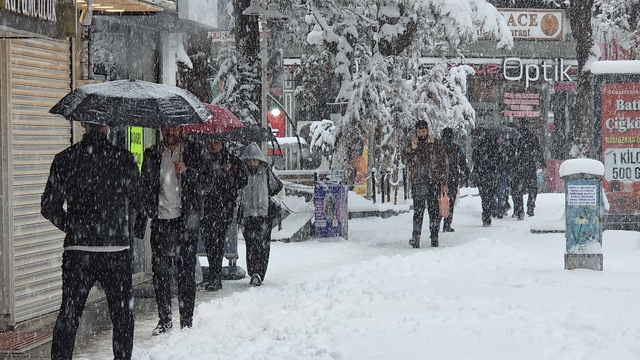 Van'da Mart sürprizi: Bahar beklerken kar kapıya dayandı
Van'da Mart kapıdan baktırdı, 143 yerleşim yerinin yolu kapandı