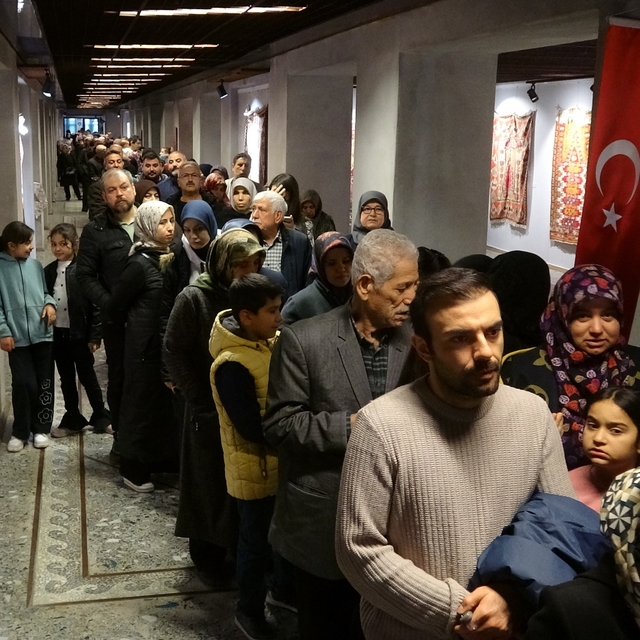 Gaziantep'te 'Mukaddes Emanetler Sergisi'ne yoğun ilgi: Uzun kuyruklar oluş...