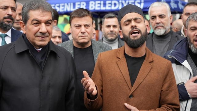 Türkiye'nin ilahi sesi Celal Karatüre'nin hayat hikayesi
Celal Karatüre'nin babası Sezgin Karatüre: "Bu kadar ünlü olmasını beklemiyorduk, onunla gurur duyuyorum"