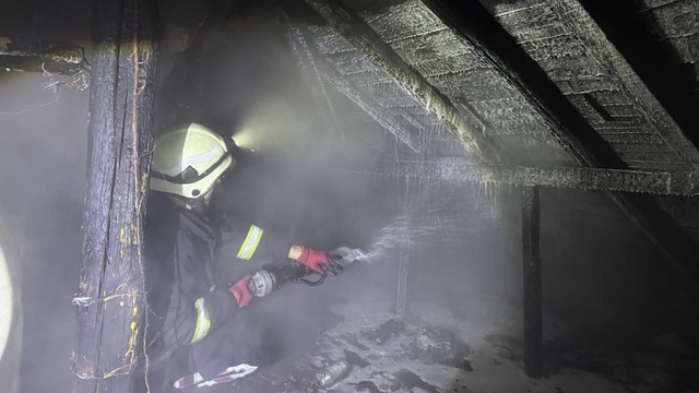 Bolu'da bacadan çıkan yangın 2 katlı evin çatısını sardı