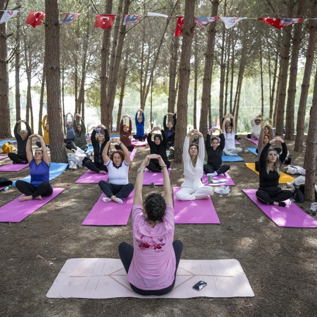 Mersin'de kadınlar doğada yoga ve sanatla buluştu
