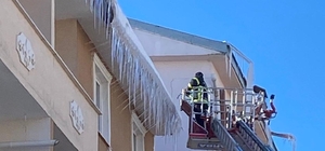 Kars’ta çatılardaki buz sarkıtları kırılıyor