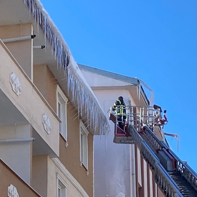 Kars'ta çatılardaki buz sarkıtları kırılıyor