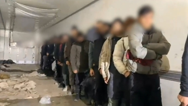 İran sınırından Türkiye'ye giren kaçak göçmenler, TIR'da yakalandı