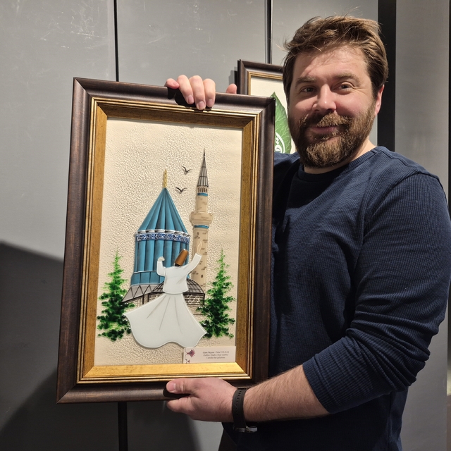 Sanatçı Taha Yoldaş, cam ve hat sanatını birleştirdi
Cam ve hat sanatının a...