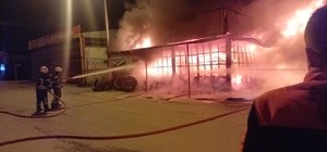 Çorum'da lastik dükkanı alev alev yandı