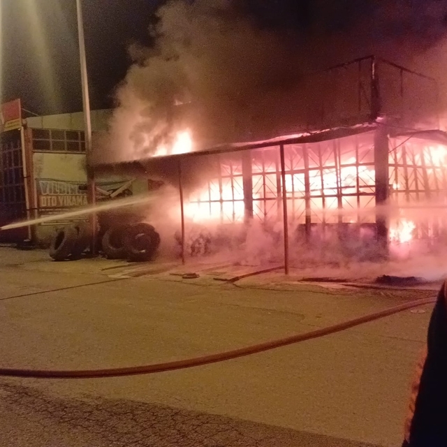Çorum'da lastik dükkanı alev alev yandı
