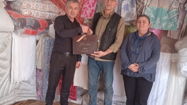 Tavşanlı'da 40 yılı aşkın esnafa ziyaret ve hediye