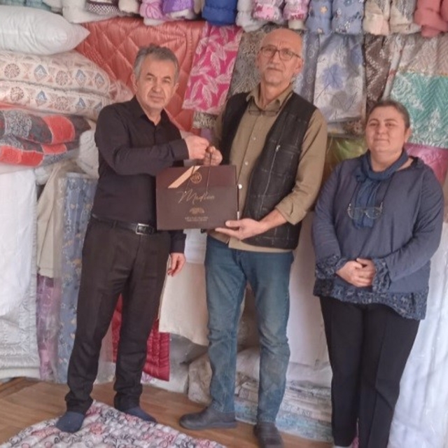 Tavşanlı'da 40 yılı aşkın esnafa ziyaret ve hediye