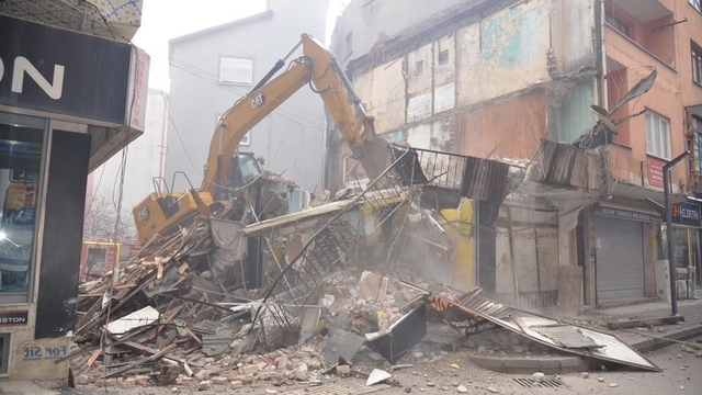 Türkeli'de metruk binalar yıkılıyor