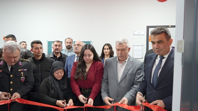 Şehidin adı köy okulundaki kütüphaneye verildi, ailesi gözyaşlarına hakim olamadı