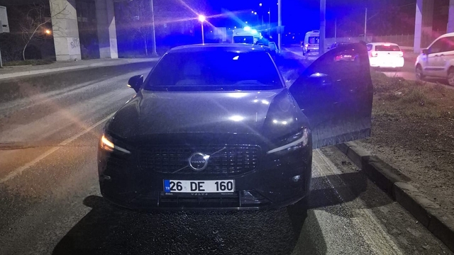 Eskişehir'de 2 otomobilin çarpıştığı kazada 3 kişi yaralandı