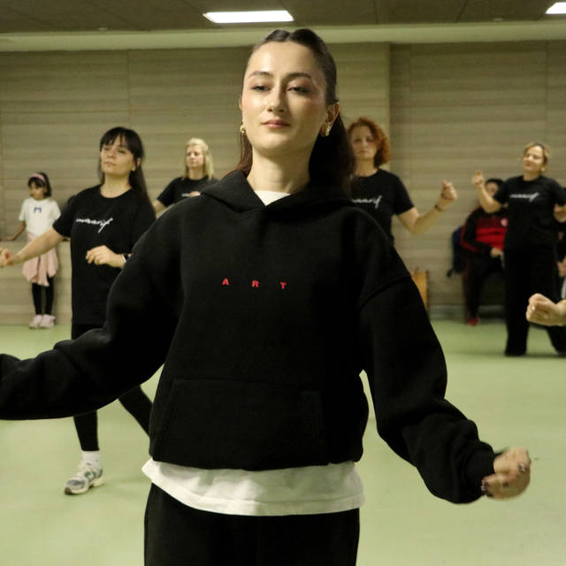 Tekirdağ'da kadın öğretmenler halk danslarıyla stres atıyor