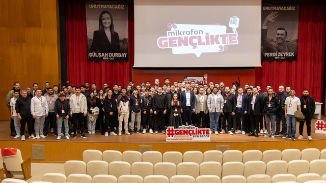 Başkan vekili Çiçek: "Mikrofon Gençlikte" programının ilk konuğu oldu