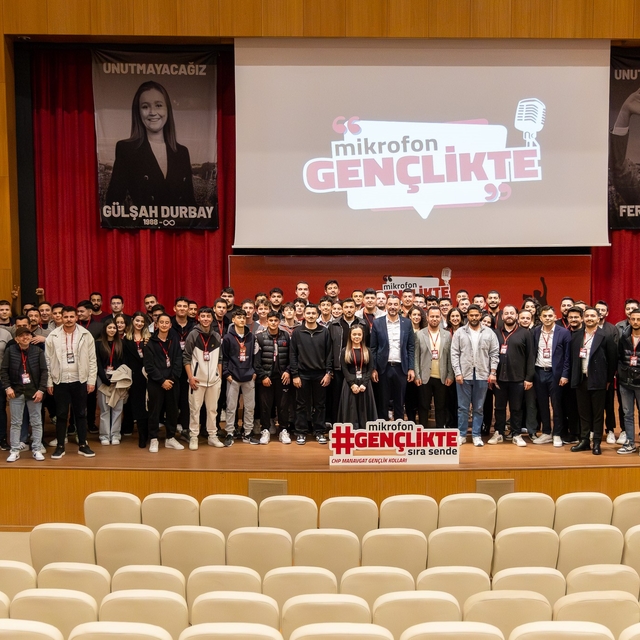 Başkan vekili Çiçek: "Mikrofon Gençlikte" programının ilk konuğu oldu