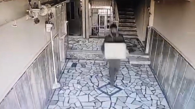 Diyarbakır'da garip hırsızlık girişimi: Önce çaldı, sonra geri bırakıp kameraya 'karışmadım' el işaretini yaptı