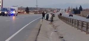 Orta refüje devrilen hafif ticari araçta 5 kişi yaralandı