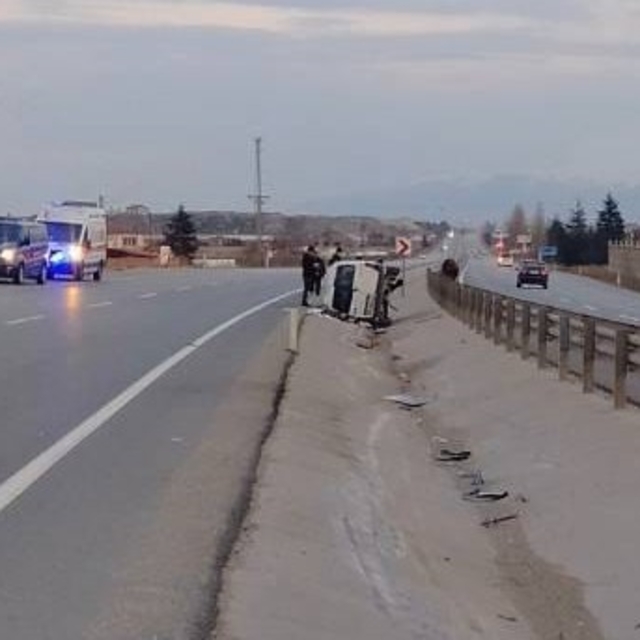 Orta refüje devrilen hafif ticari araçta 5 kişi yaralandı