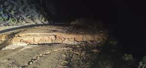 Bilecik'te çöken toprak yol ulaşıma kapandı