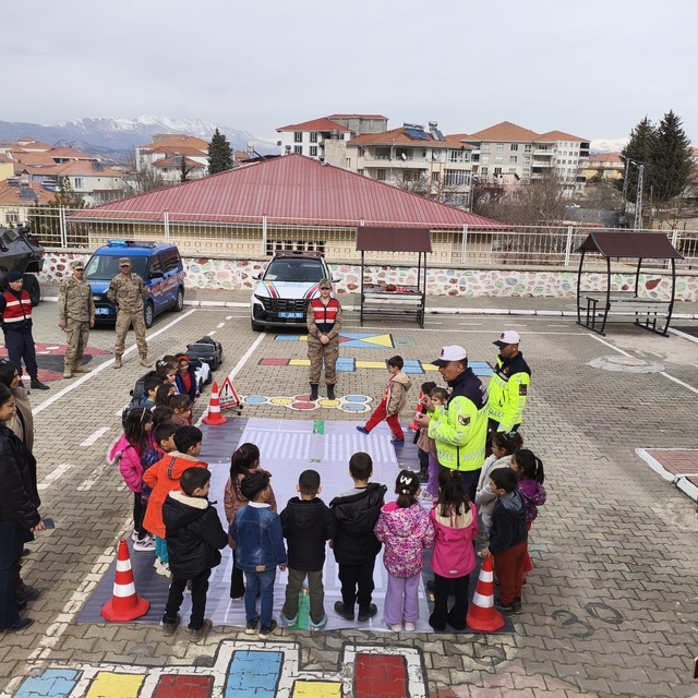 Jandarmadan öğrencilere trafik eğitimi