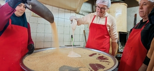 Ramazan geleneği 'Susamlı helva' tezgahlarda Manisa'nın Demirci ilçesinde 75 yıldır aynı yöntemle hazırlanan geleneksel susamlı helva sadece Ramazan aylarında yapılıyor