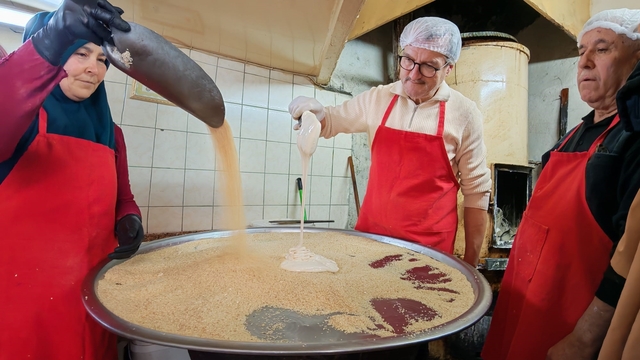 Ramazan geleneği 'Susamlı helva' tezgahlarda
Manisa'nın Demirci ilçesinde 75 yıldır aynı yöntemle hazırlanan geleneksel susamlı helva sadece Ramazan aylarında yapılıyor