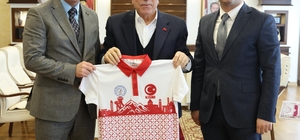 Başkan Sekmen’e Erzurum temalı forma