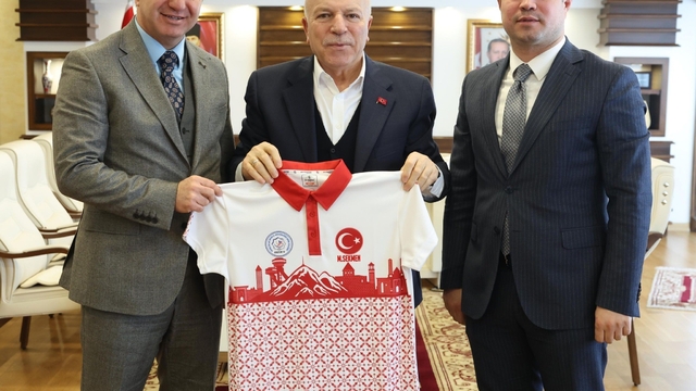 Başkan Sekmen'e Erzurum temalı forma
