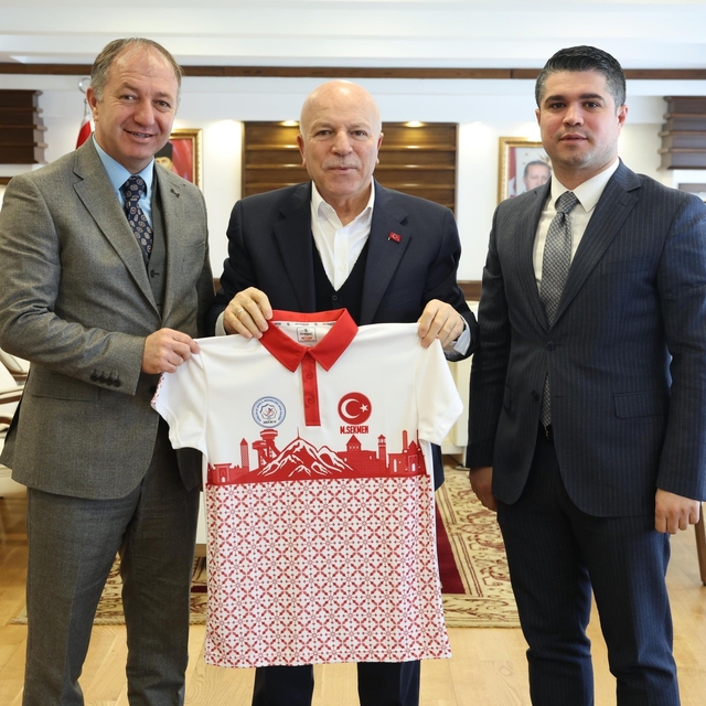 Başkan Sekmen'e Erzurum temalı forma