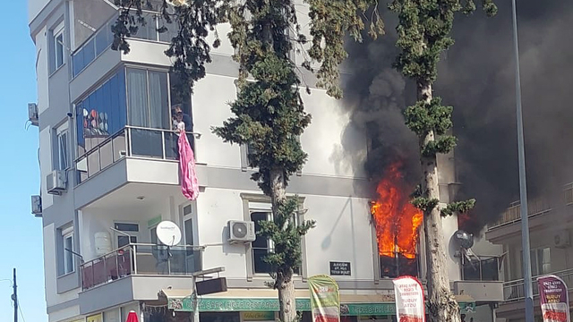 Antalya'da yangın; mahsur kalanlar kurtarıldı