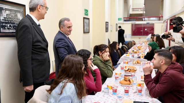 Rektör Prof. Dr. Altun, Eczacılık Fakültesi öğrencileri ile iftar yaptı