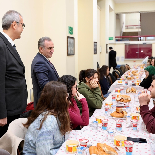 Rektör Prof. Dr. Altun, Eczacılık Fakültesi öğrencileri ile iftar yaptı