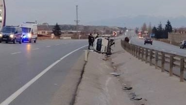 Orta refüje devrilen hafif ticari araçta 5 kişi yaralandı