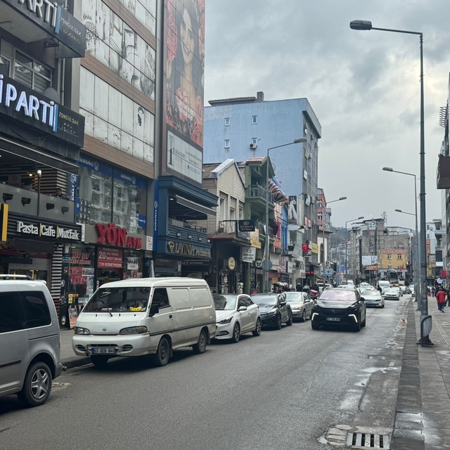 Gazipaşa Caddesi'nde hatalı parklara sürücüler isyan etti