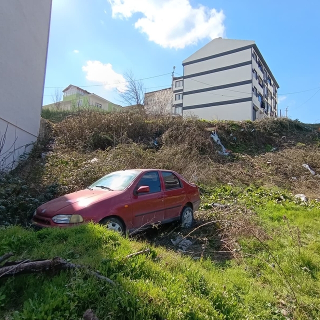 Otomobil şarampole uçtu; baba ile araçtan atlayan oğlu yaralandı