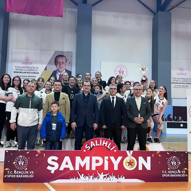 Salihli'de Kadınlar Günü'ne özel voleybol turnuvası büyük heyecana sahne ol...