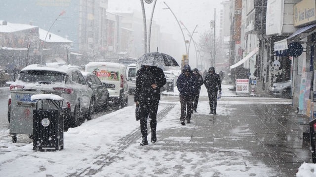 Muş'ta 40 köy yolu kapandı, mahsur kalan hasta kurtarıldı