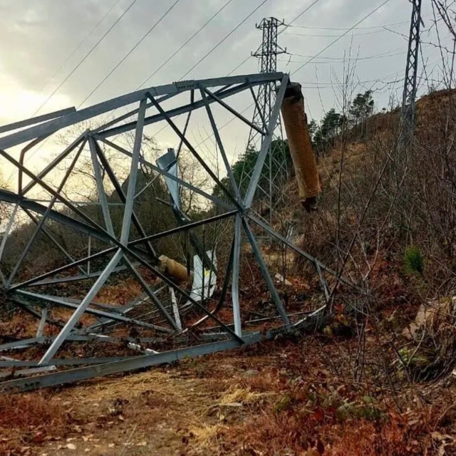 Vinç kiralayıp, gerilim hattı kablolarını çaldılar