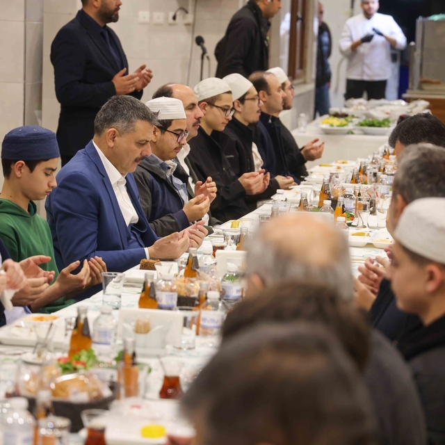 İçişleri Bakanı Mustafa Çiftçi, Kur'an kursu öğrencileriyle sahur yaptı