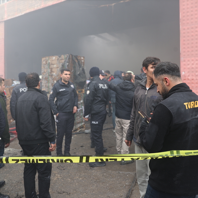 Şanlıurfa'da otomotiv deposunda çıkan yangın söndürüldü