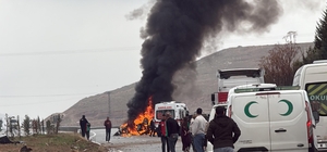 Batman'da refüje çarpan otomobil yandı; 2 yaralı