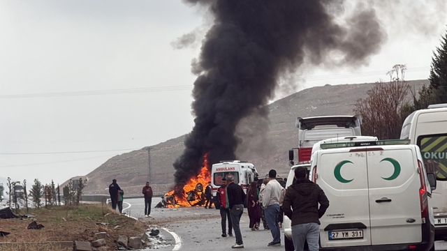 Batman'da refüje çarpan otomobil yandı; 2 yaralı