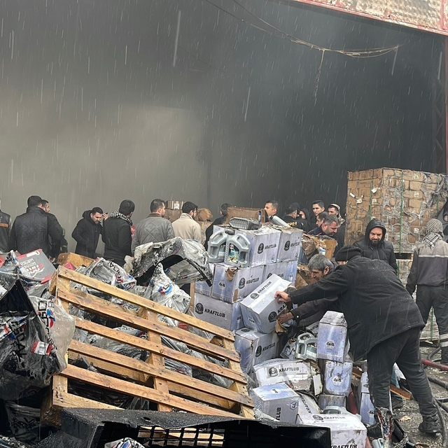 Şanlıurfa'da yanıcı maddelerin bulunduğu depoda yangın
