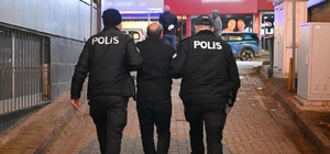 Dolandırıcılık suçundan aranan 2 kişi kumar oynarken yakalandı Dolandırıcılıktan aranan 2 kişi ve 7 yoklama kaçağı kumar denetiminde yakalandı