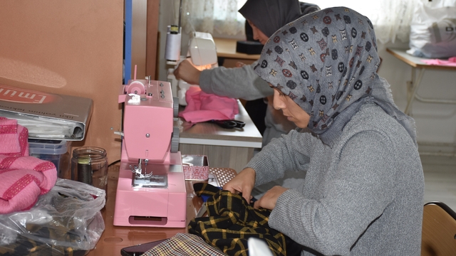 Fedakar annelerin hayatlarına dokunan kurs: Hem öğreniyorlar hem sosyalleşiyorlar
Engelli çocuk anneleri okulda beklerken biçki-dikiş kursunda eğitim alıyor