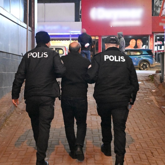 Dolandırıcılık suçundan aranan 2 kişi kumar oynarken yakalandı
Dolandırıcıl...