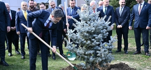 Bakan Yumaklı Kırklareli Valiliği bahçesine fidan dikti