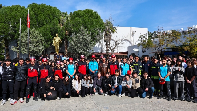 Bodrum'da öğrenciler deprem tatbikatında "çök-kapan-tutun" yaptı