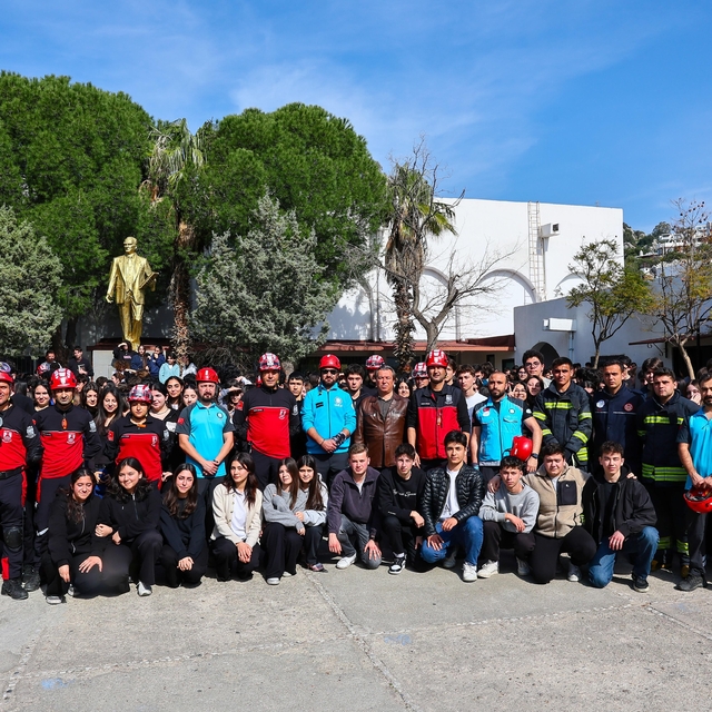 Bodrum'da öğrenciler deprem tatbikatında "çök-kapan-tutun" yaptı