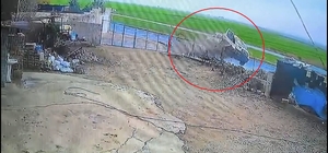 Tarım makinesi yüklü kamyonet yolda savruldu; 3 yaralı